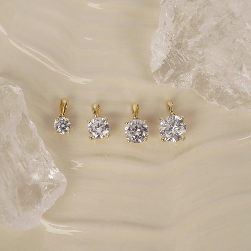Siersbøl Luxury vedhæng i 14 karat guld med rund lab grown diamant i 4 grabber